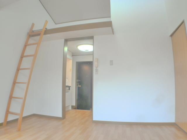 Living and room. Likely to put full thing Tsuite also loft