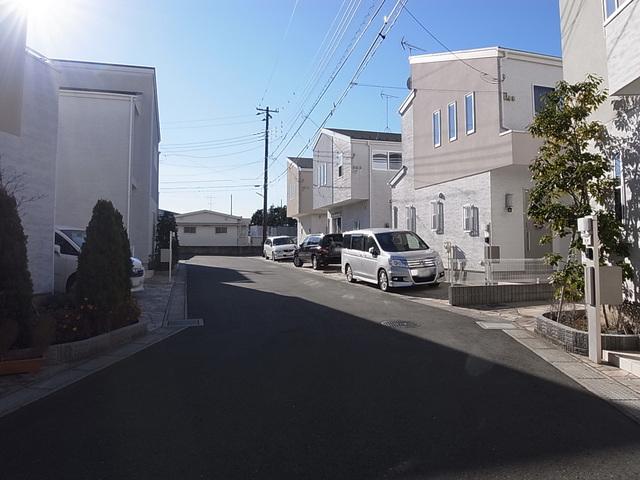 Local photos, including front road. It is a beautiful cityscape of all 37 compartments