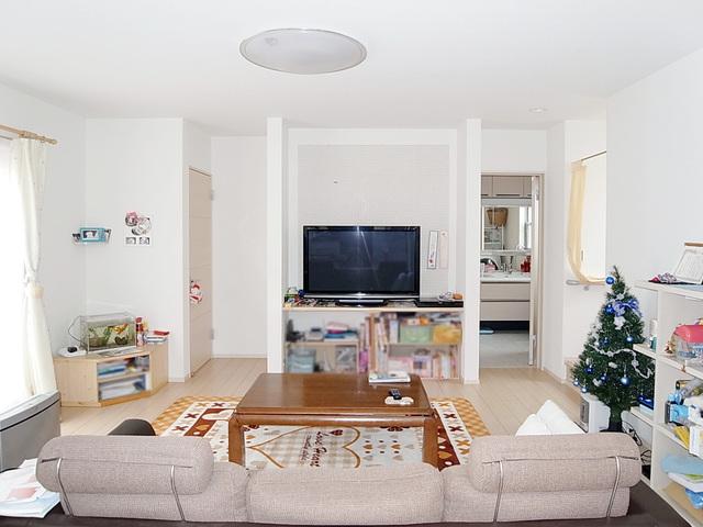 Living. Wide living room spread to south. Japanese-style room from the living room ・ It leads to the water around space