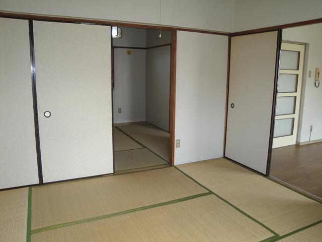 Living and room. And the smell of tatami in large room.