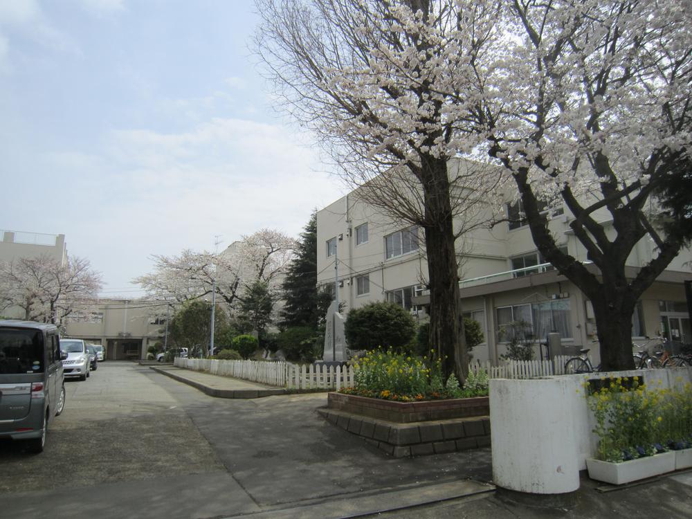 Primary school. Narashinodai 770m until the elementary school until the first elementary school is the child also safe at about a 10-minute walk.