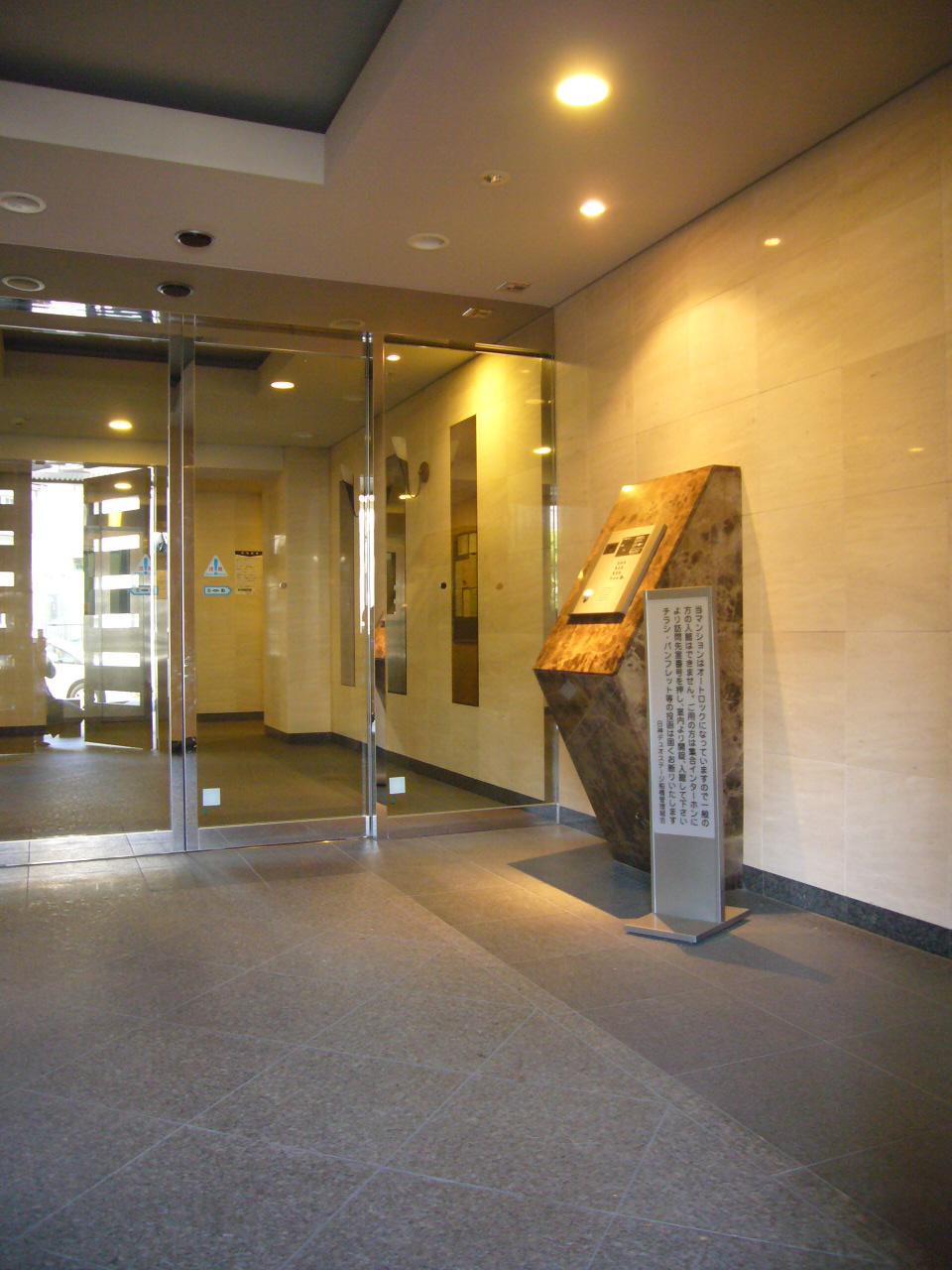 Entrance. Common areas