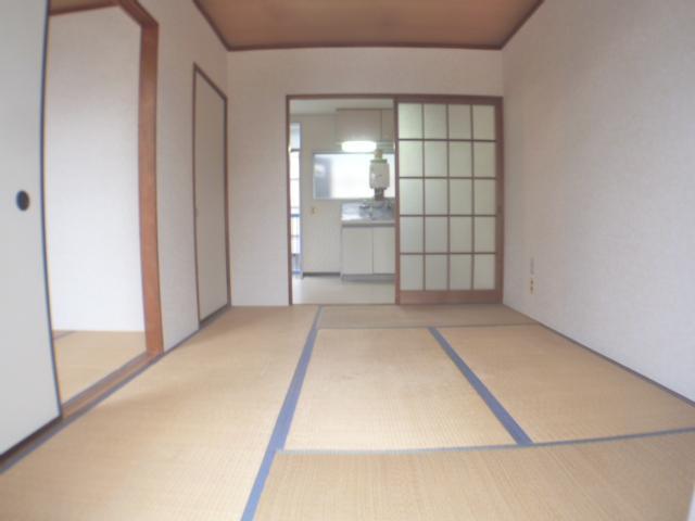 Living and room. Enter beautiful tatami before occupancy