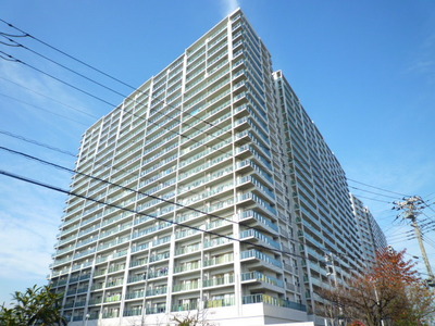 Building appearance. It is a large condominium of the total number of units 684 units