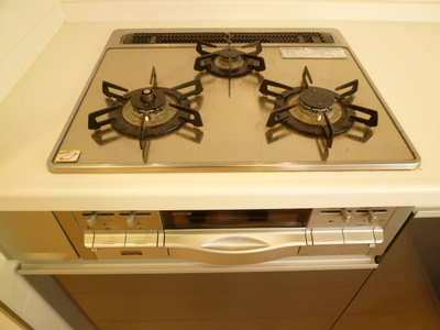 Kitchen. 3-burner stove in the kitchen