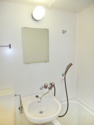 Washroom. Basin space