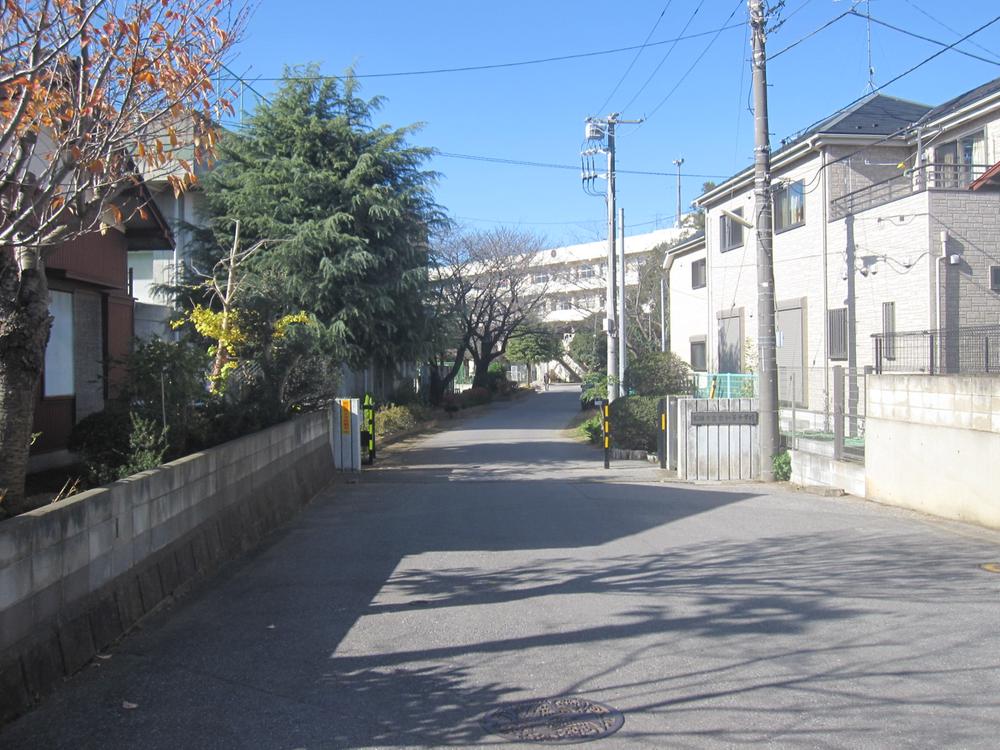 Junior high school. 1060m to Funabashi Municipal Kowagama junior high school