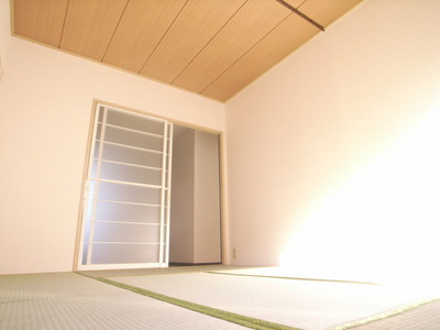 Living and room. It is a pleasant rumbling in the Japanese-style room