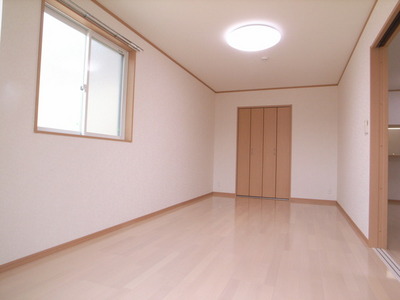 Other room space. Corner room is bright ☆ 