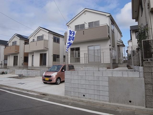 Local appearance photo. All seven buildings of subdivision
