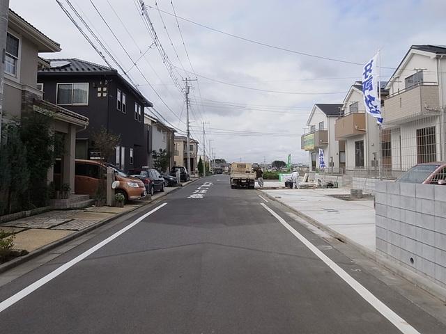Local photos, including front road. A quiet residential area
