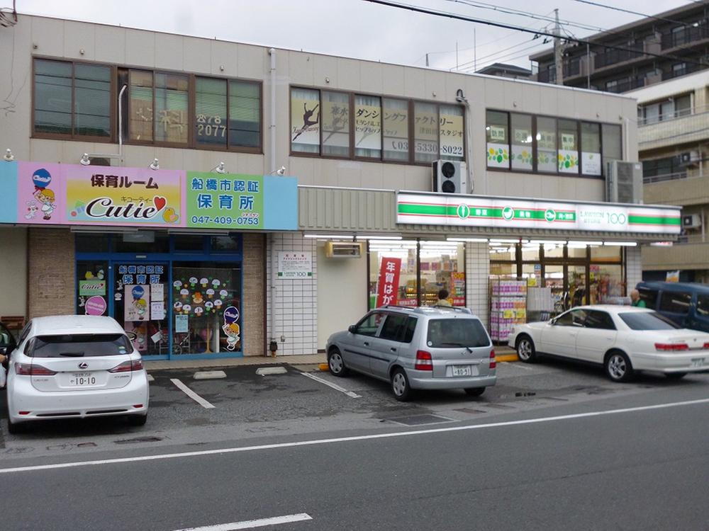 Convenience store. Lawson 100