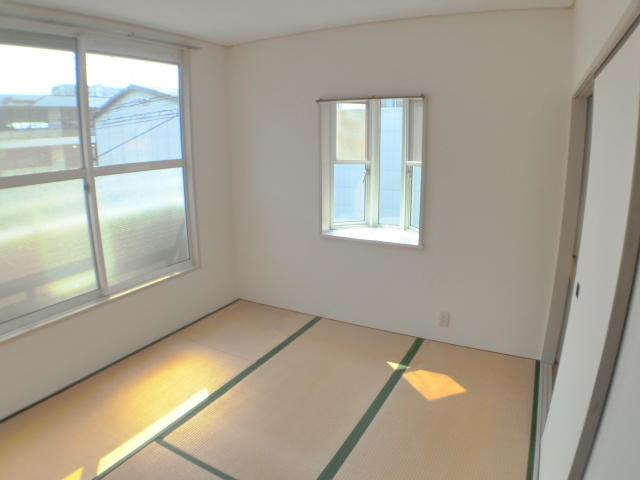 Living and room. It's also bay windows in the Japanese-style room.