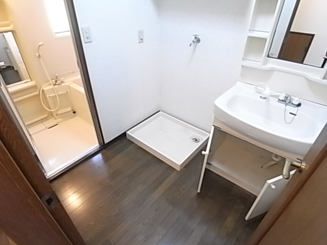 Washroom. Popular shampoo dresser is also equipped with the dressing room of the spread.