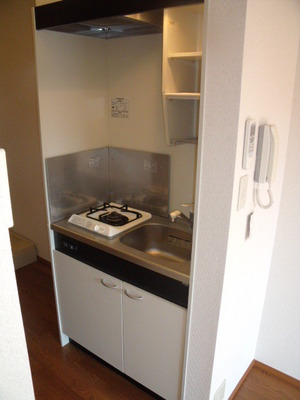 Kitchen. 1-neck with gas stove