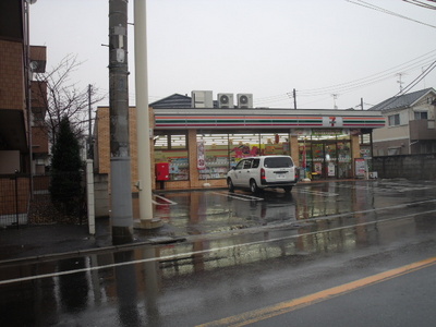 Convenience store. Seven-Eleven (convenience store) to 200m