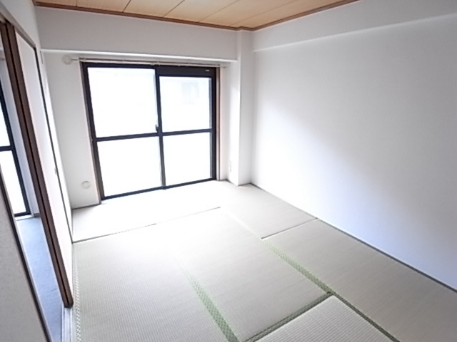 Other room space. I Japanese-style room is also sunny.