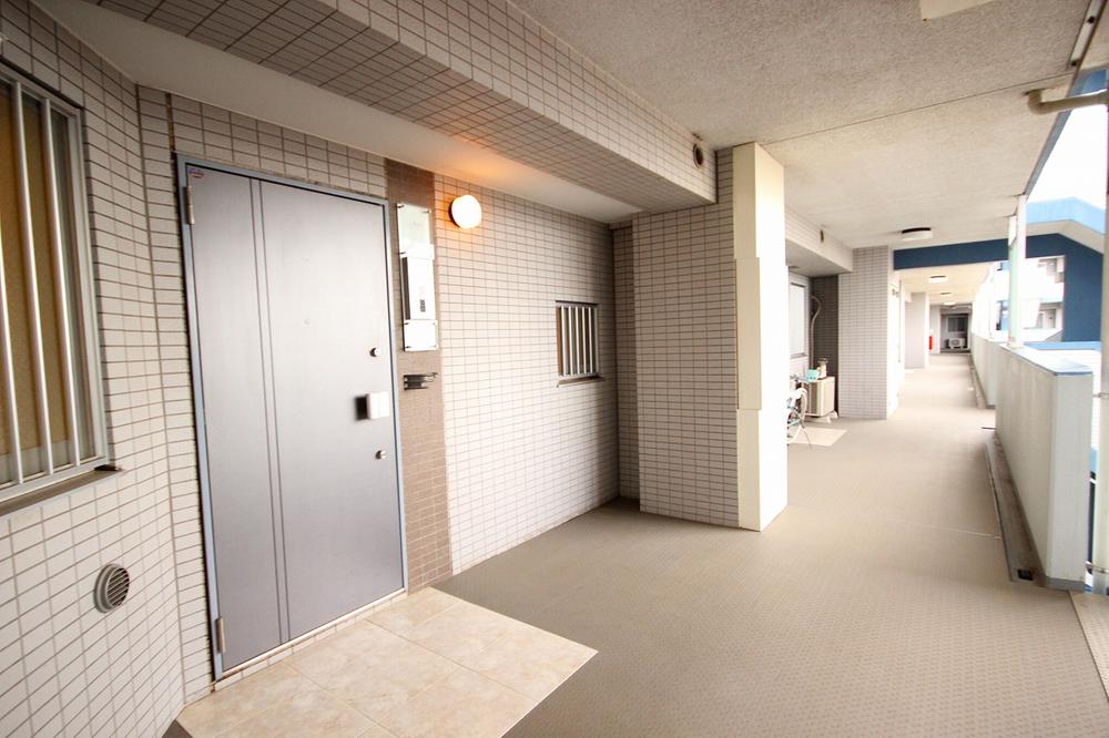 Entrance. Entrance with youth full pouch