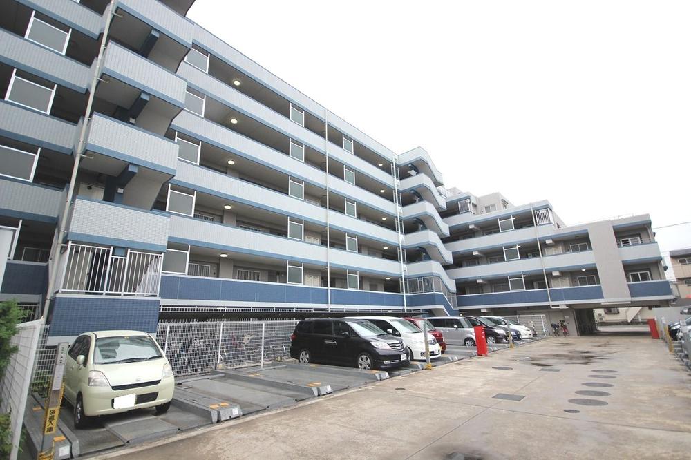 Local appearance photo. Exterior 25 September shooting