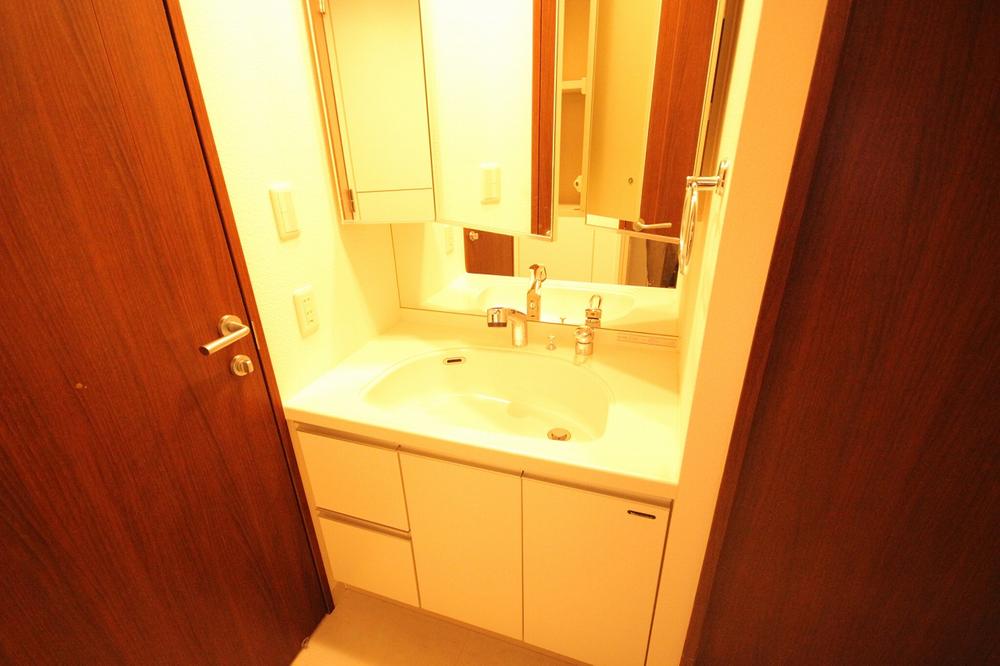 Wash basin, toilet. Wash basin