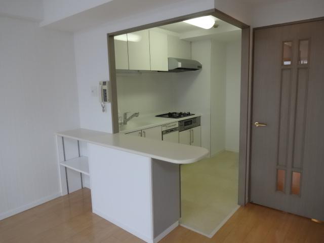 Kitchen. Plenty of counter is also accommodated, It will also be the opportunity to communicate with your family.