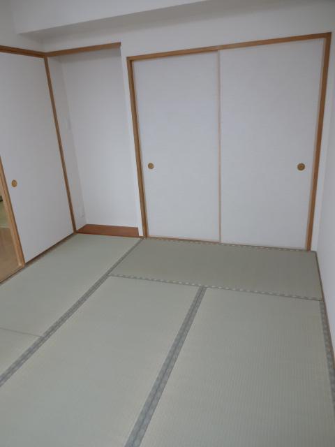 Non-living room. Alcove of a Japanese-style room. Can you use your spacious by connecting with the living.
