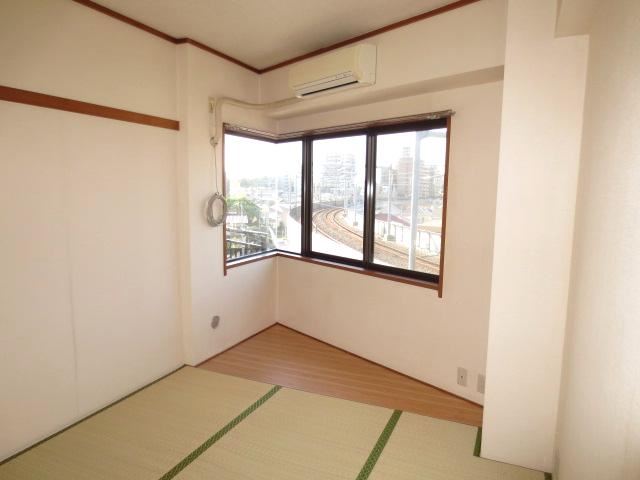 Living and room. A closet, Is a Japanese-style room.