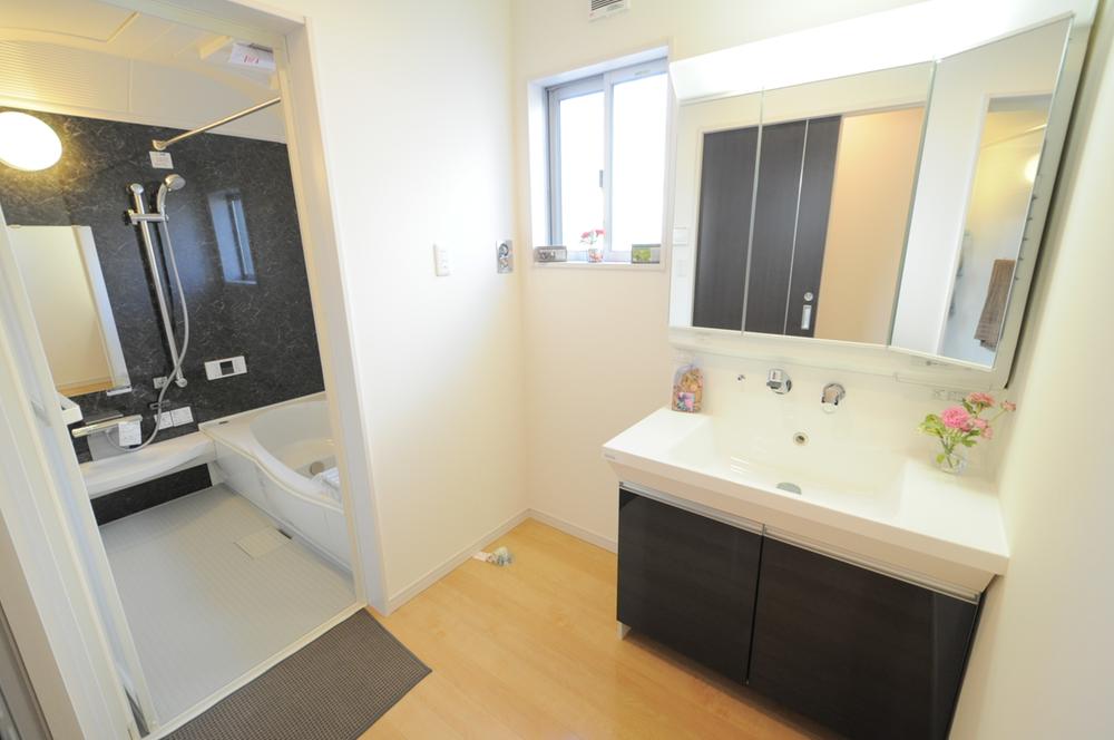 Other Equipment. W = 900 System bus with vanity three-sided mirror type bathroom dryer