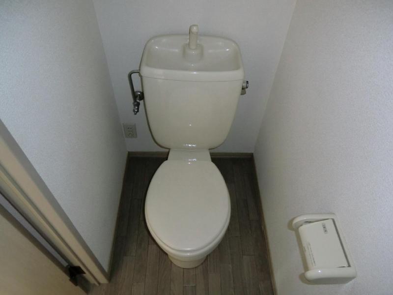 Toilet. Toilet has also been to the beautiful space is also enough