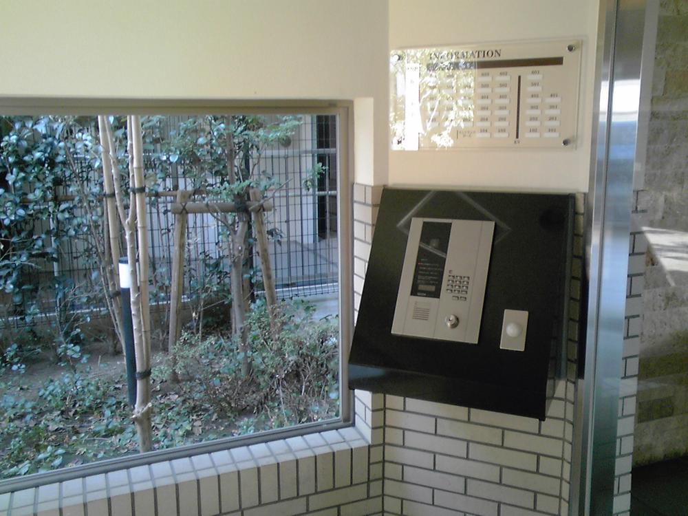 Entrance. Common areas