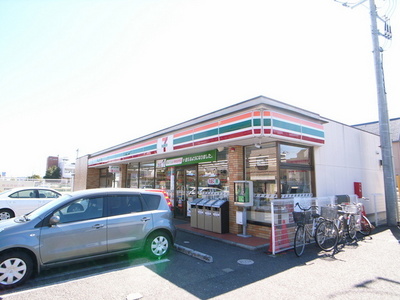 Convenience store. 912m to Seven-Eleven (convenience store)