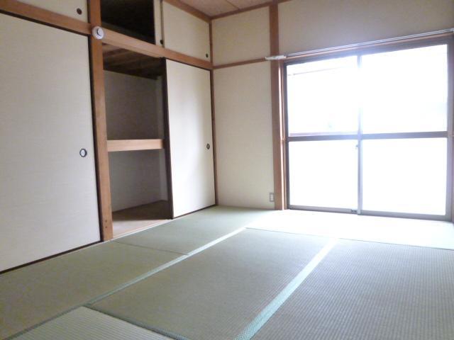 Living and room. We Are want one also tatami room.