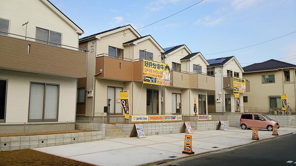 Local appearance photo. Local (11 May 2013) photographed building is located on the south side, Sunny property.