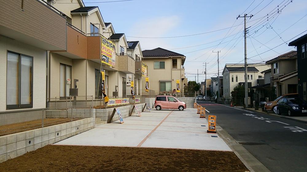 Local photos, including front road. Local (11 May 2013) Shooting All sections with a land area 40 square meters or more, Front road 6m public roads. Parking spaces are also reserved 2 cars have.