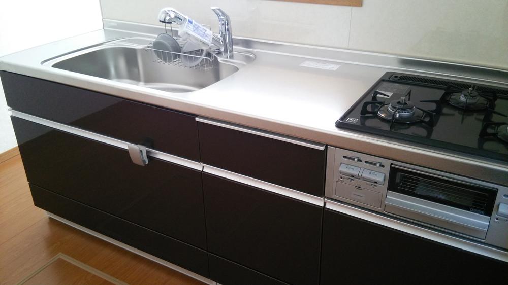 Kitchen. Indoor (11 May 2013) shooting water purifier integrated single lever faucet. Gas range with SI sensor.