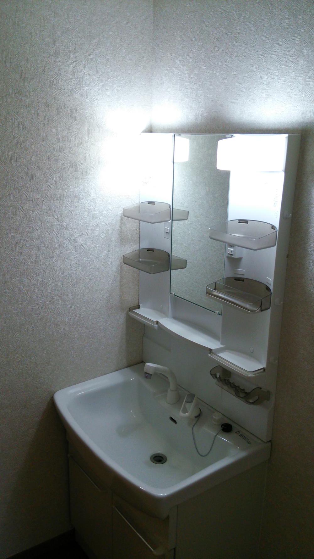 Wash basin, toilet. Indoor (12 May 2013) Shooting