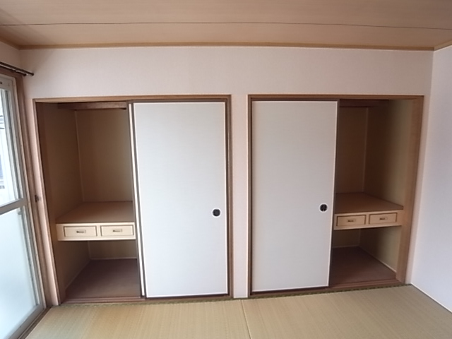 Receipt. Is a Japanese-style room of storage. 