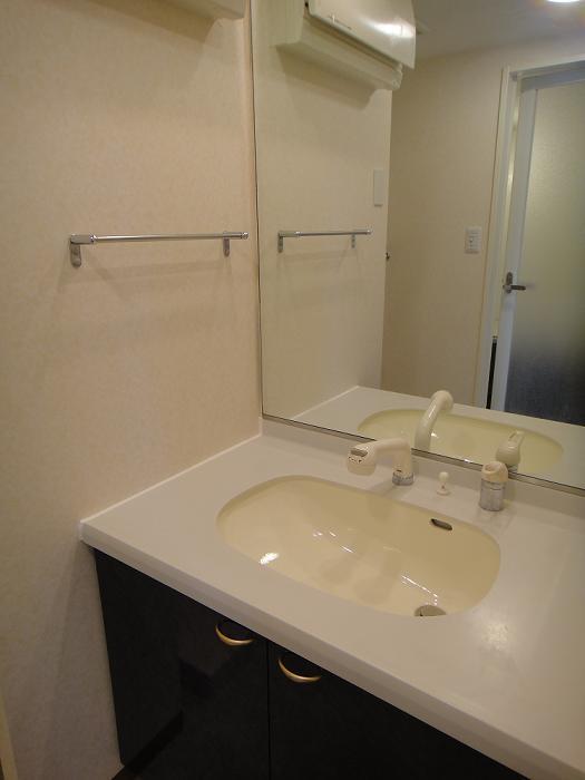 Wash basin, toilet. Room (August 2013) Shooting