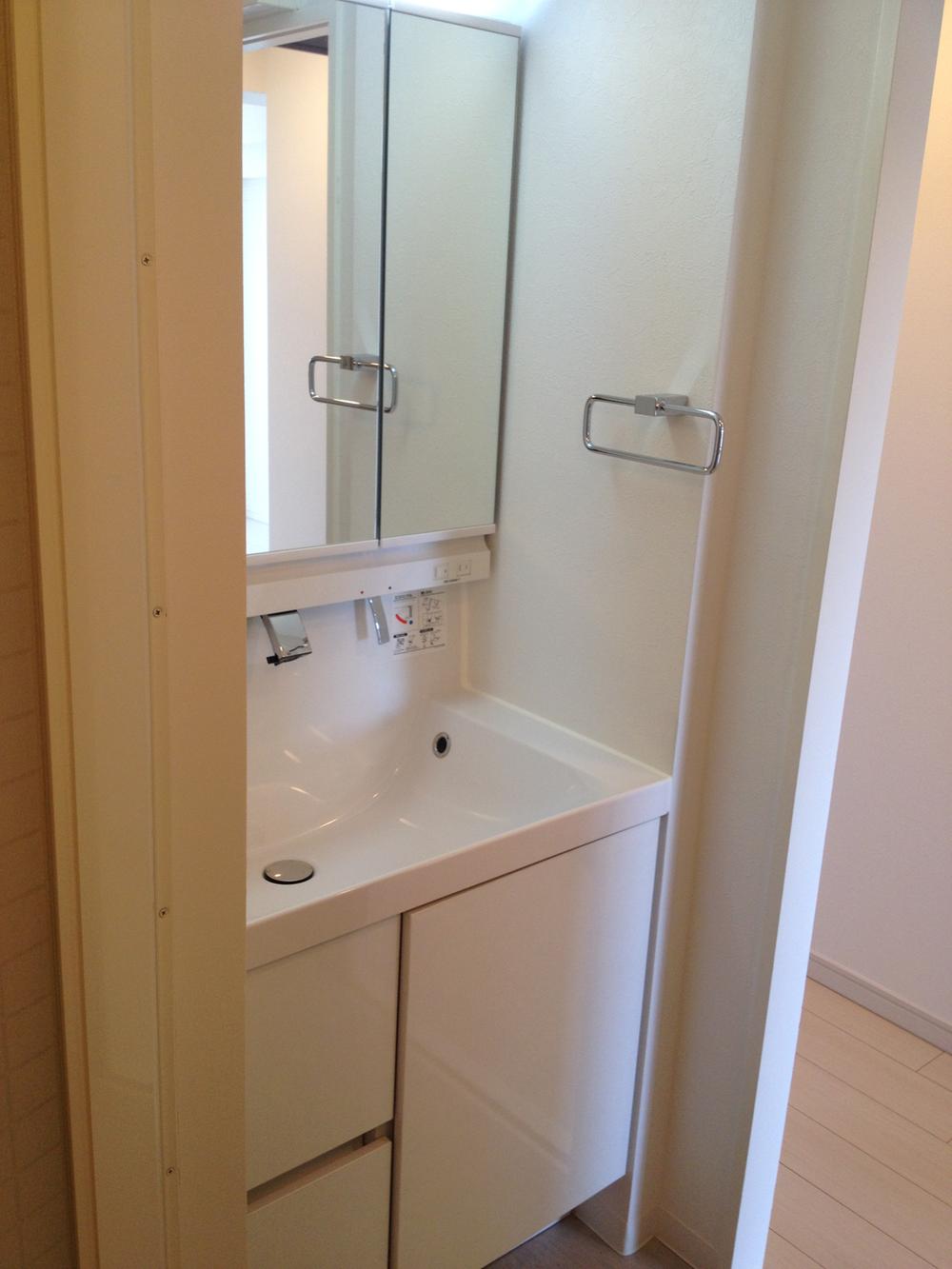 Wash basin, toilet. Vanity water stain to accumulate less full of cleanliness.