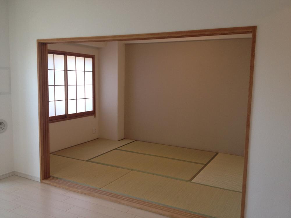 Non-living room. Japanese-style room as seen from the living room. Can you use your spacious combined with the living room.