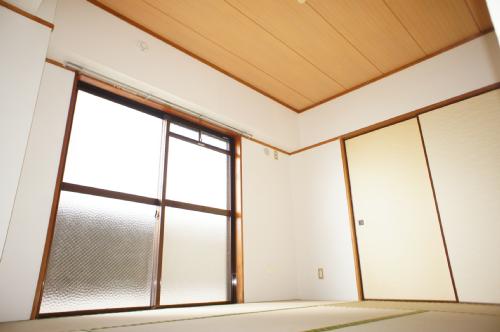 Living and room. Again Japanese-style room is calm!