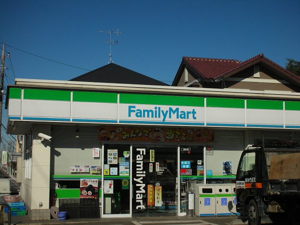 Convenience store. Family Mart (convenience store) to 400m