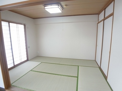 Other. Bright Japanese-style room facing the balcony