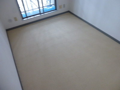 Living and room. It is bonded carpet