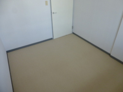 Living and room. It is bonded carpet