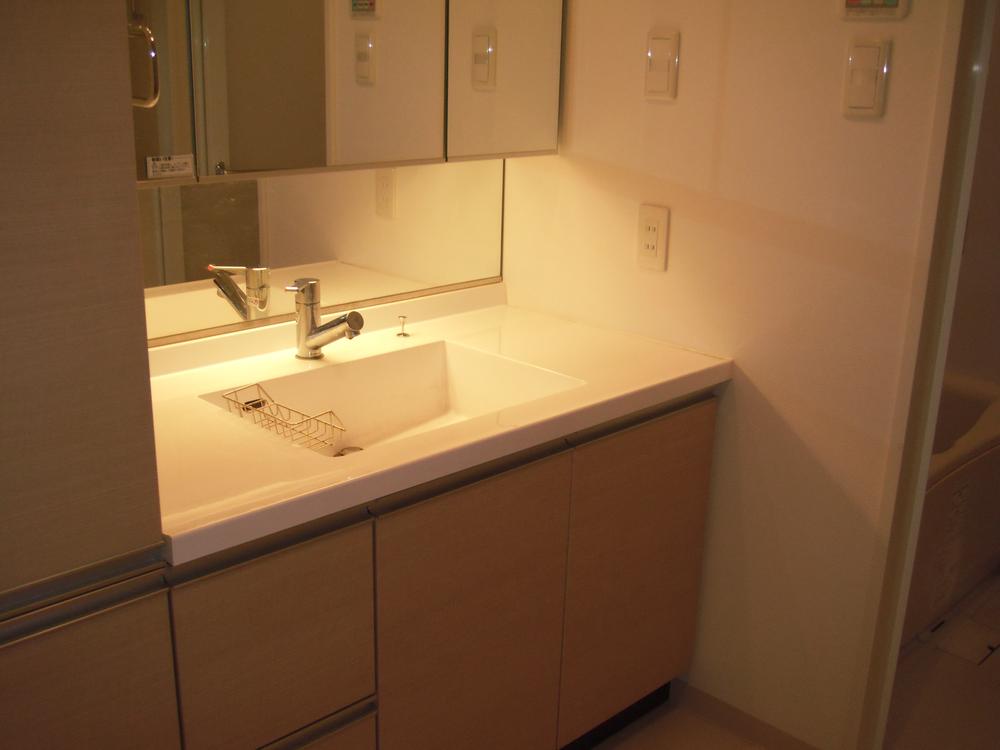 Wash basin, toilet. Indoor (June 2012) shooting