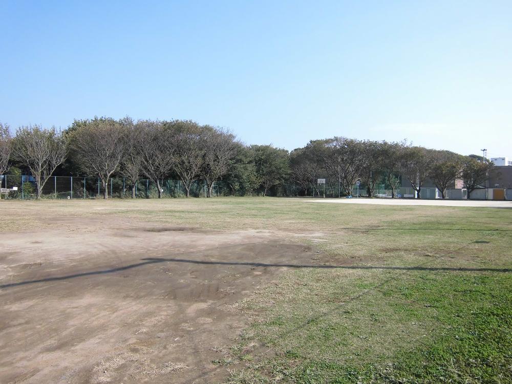 park. 400m spacious ground to sports park. Soccer and baseball, You can also basket. You can also catch the ball in the parent and child. 