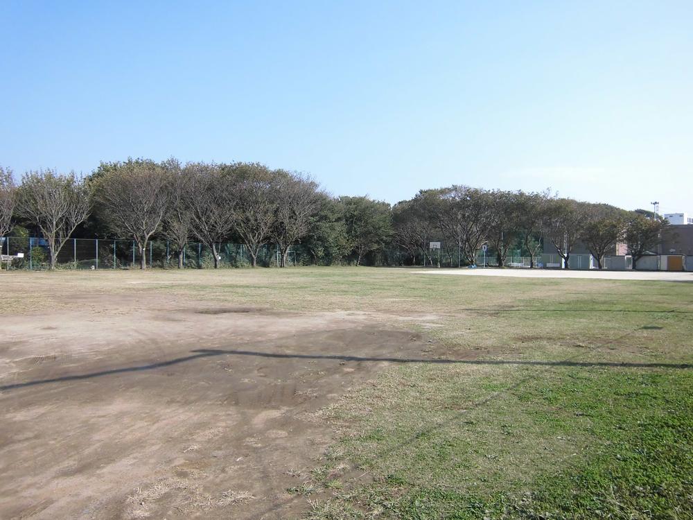 park. 400m spacious ground to sports park. Soccer and baseball, You can also basket. You can also catch the ball in the parent and child.