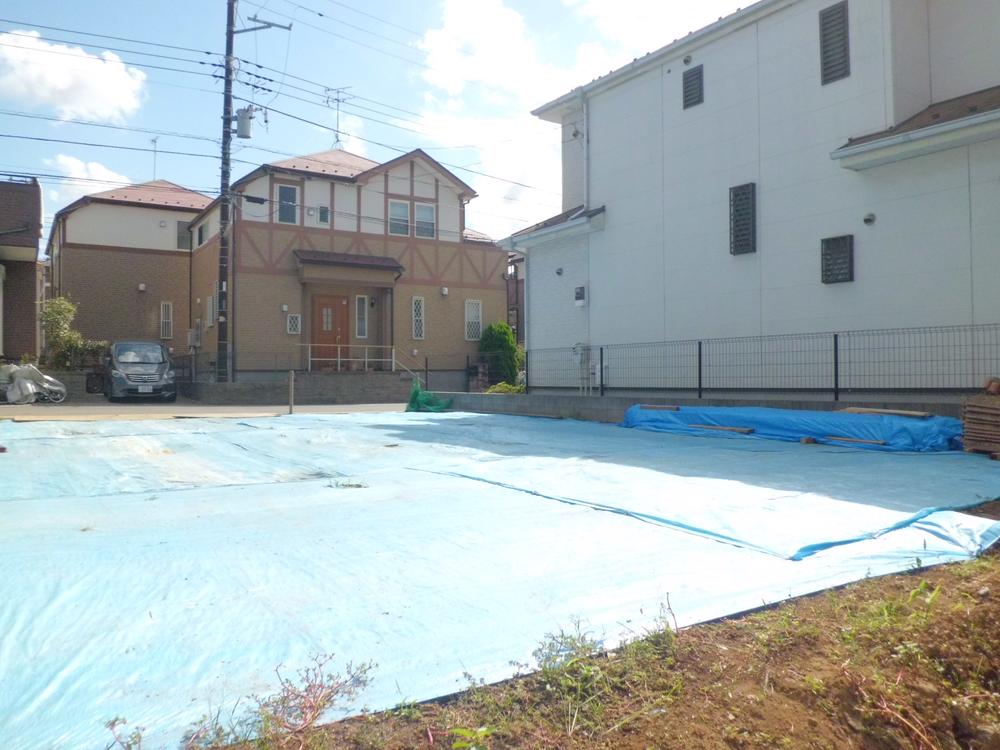 Local land photo. Front road goes easy reach the eyes of parents like, Small children also crazy to play ・ ・ . Local shooting