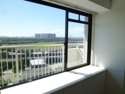 View. Funabashikeibajo is visible from the living room window.